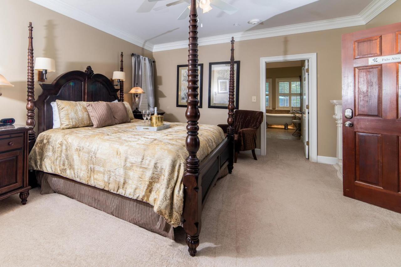 Pleasanton Courtyard Bed And Breakfast Fayetteville Exteriör bild